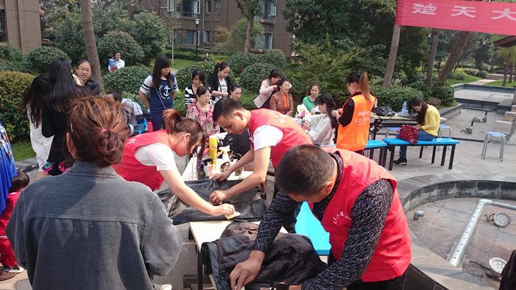 皮新彩家具維修在義工現場